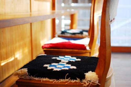 a group of three chairs with a blanket on them at 別邸よし井 倉敷町屋の貸別荘 in Kurashiki