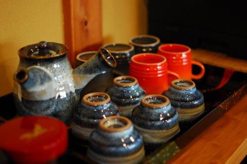 a group of blue and red cups on a table at 別邸よし井 倉敷町屋の貸別荘 in Kurashiki