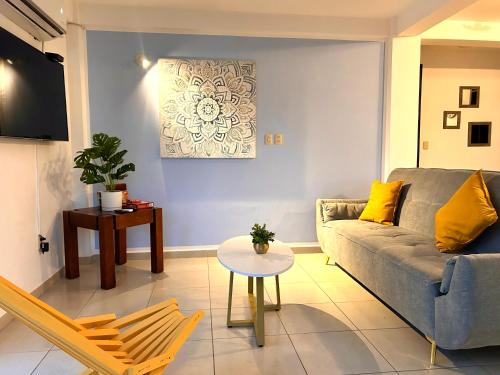 Posezení v ubytování Charming and Family With a pool and ocean view, 3 blocks from the beach, with 2 TVs and Netflix