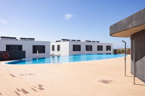 a swimming pool in the middle of a building at OkStay - Apto de lujo con piscina, a 300m del mar in Arico