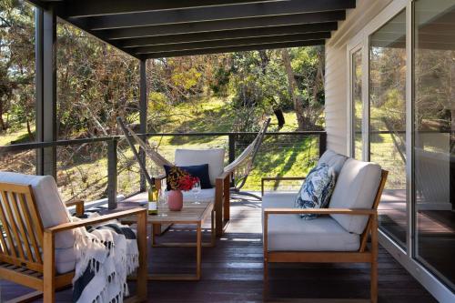 Χώρος καθιστικού στο Hepburn Springs Retreat- stylish & light-filled