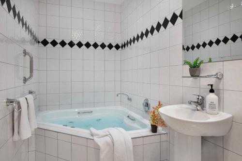 a bathroom with a tub and a sink at Villa Sorelle in the heart of Daylesford in Daylesford