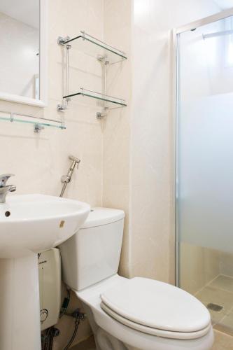 Bilik mandi di Prime Avant BGC Location Apartments by PH Staycation