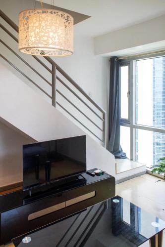 Televisyen dan/atau pusat hiburan di Prime Avant BGC Location Apartments by PH Staycation