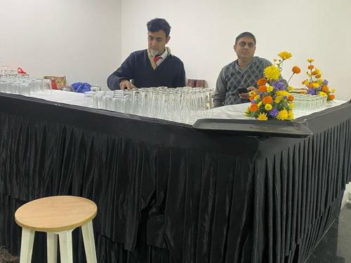 Επισκέπτες που μένουν στο Posh Garden Inn Artemis Hospital Road Gurgaon