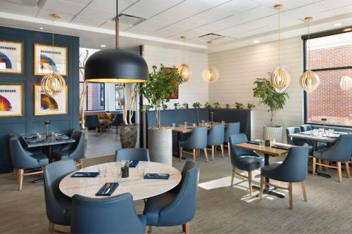Un lugar para sentarse en Four Points by Sheraton Penticton at the Convention Centre