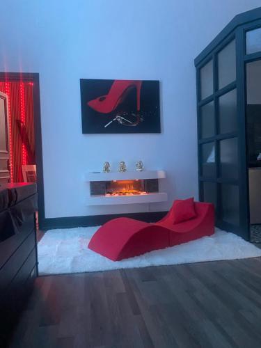 - un salon avec un canapé rouge et une cheminée dans l'établissement Love apparemment, à Metz