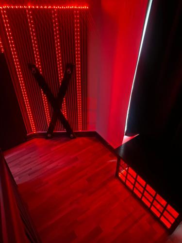 une pièce avec un rideau rouge et un parquet dans l'établissement Love apparemment, à Metz