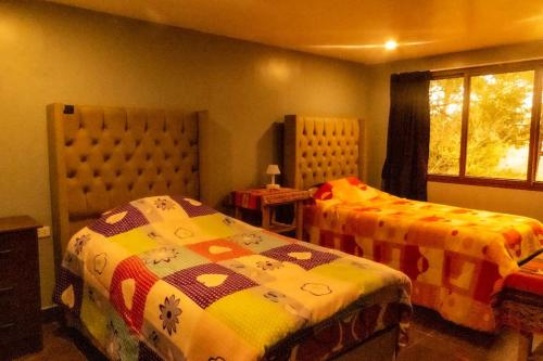 a bedroom with two beds and a window at Linda casa rodeada de naturaleza in Chachapoyas