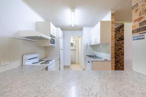 Η κουζίνα ή μικρή κουζίνα στο Bay Parklands, 56 2 Gowrie Ave - ground floor, air conditioned, wifi & Foxtel