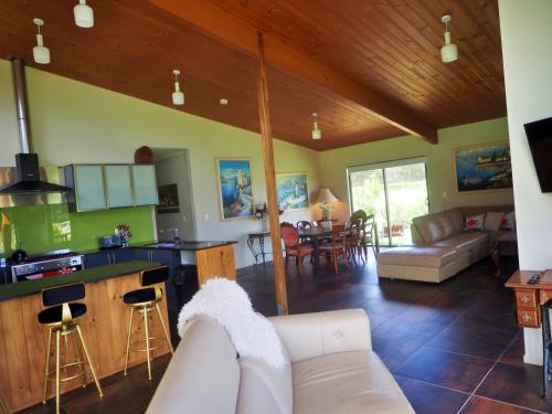 un salon avec un canapé et une cuisine dans l'établissement Stanthorpe Heritage Estate, à Dalveen