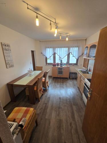 BurghaunにあるBurg Apartment mit Badewanne und Balkonのキッチンとリビングルーム（テーブル付き）とダイニングルーム