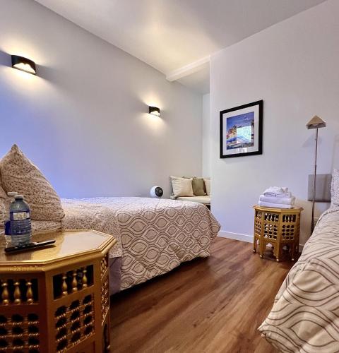 a living room with a bed and a couch at hotel le coach in Montréal