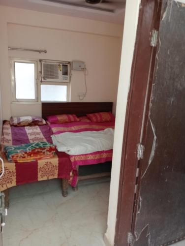 Cama o camas de una habitación en Ever Green Guest House Travel & PG デリー日本 人 宿