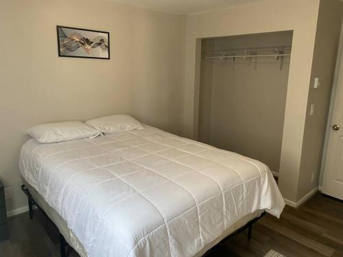 Ένα ή περισσότερα κρεβάτια σε δωμάτιο στο Apartment in West Allis