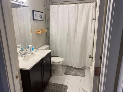 Ένα μπάνιο στο Apartment in West Allis