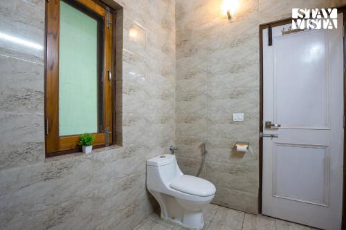 Un baño de StayVista at Mountain Whispers - Views, Heater