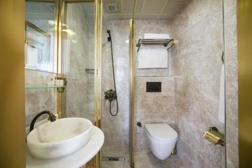 Ένα μπάνιο στο White Monarch Hotel