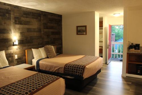 Postel nebo postele na pokoji v ubytování Cedarwood Inn of Ashland
