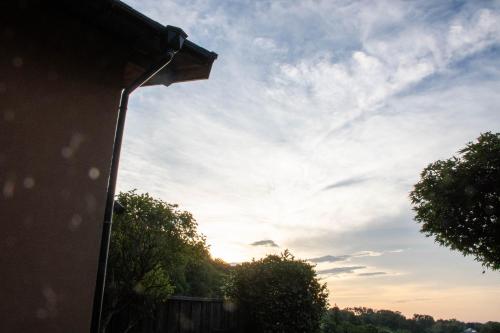 a view of the sky from a house at Hanare Yado Yosizumi in Ito