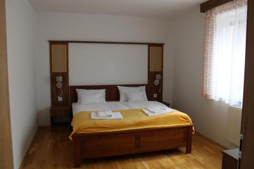 Ένα ή περισσότερα κρεβάτια σε δωμάτιο στο Mara Apartman Bük