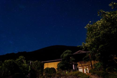 a house under a starry sky at night at Hanare Yado Yosizumi in Ito