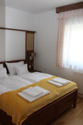 Ένα ή περισσότερα κρεβάτια σε δωμάτιο στο Mara Apartman Bük