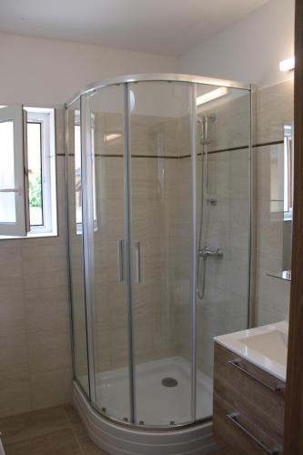 Ένα μπάνιο στο Mara Apartman Bük