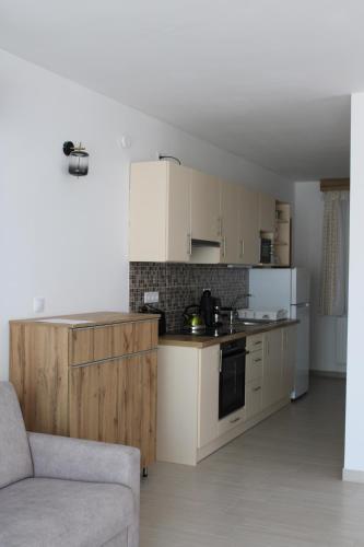 Η κουζίνα ή μικρή κουζίνα στο Mara Apartman Bük