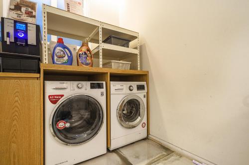 a washing machine and a washer in a room at Hotel Yaja Pyeongtaek St in Pyeongtaek