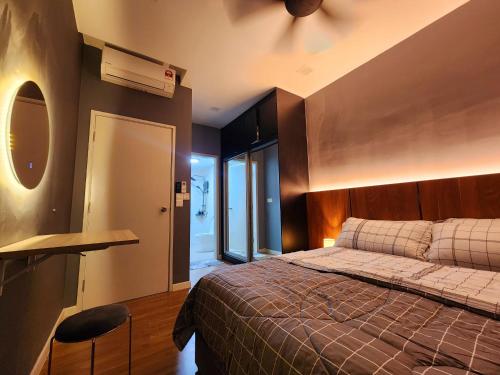 a bedroom with a bed and a ceiling fan at UKM Bangi Wonderland 3BR 2bath 2parking in Kampong Tangkas