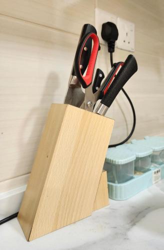 a pair of scissors in a wooden holder at UKM Bangi Wonderland 3BR 2bath 2parking in Kampong Tangkas