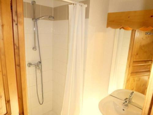 une salle de bain avec douche et lavabo dans l'établissement Grand Panorama 216 - 2 bed Apt, next to Bettex lift, sleeps 6, à Saint-Gervais-les-Bains