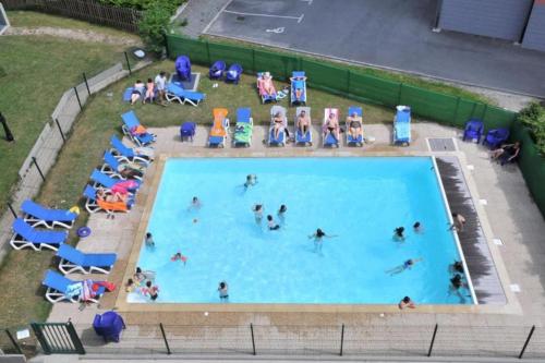 un groupe de personnes dans une piscine dans l'établissement Grand Panorama 216 - 2 bed Apt, next to Bettex lift, sleeps 6, à Saint-Gervais-les-Bains