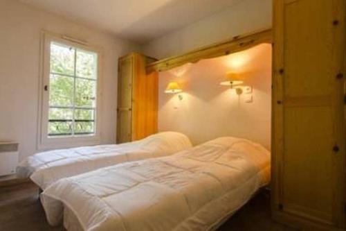 une chambre avec deux lits et une fenêtre dans l'établissement Grand Panorama 216 - 2 bed Apt, next to Bettex lift, sleeps 6, à Saint-Gervais-les-Bains
