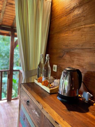 a counter with two bottles and a tea kettle at Umah Tamu Villa in Penginyahan