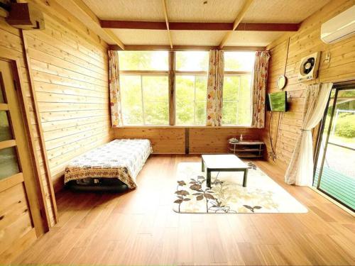 Una cama o camas en una habitación de 大自然の中で満天の星空体験