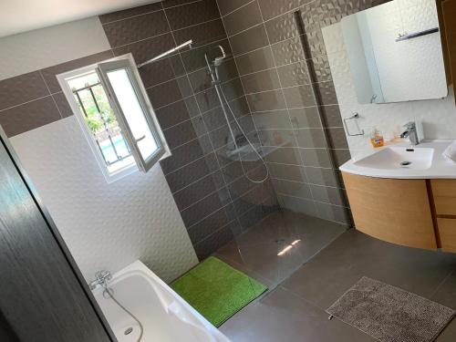 une salle de bain avec douche et lavabo dans l'établissement Maison de campagne, à Cieurac