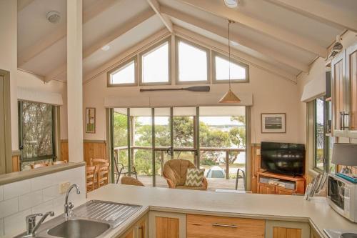 Μια τηλεόραση ή/και κέντρο ψυχαγωγίας στο Clayton Bay Riverside Holiday Park