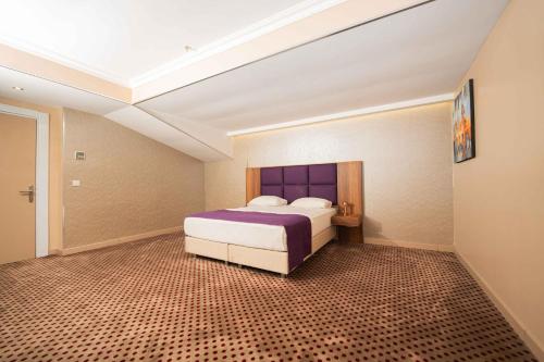 a bedroom with a bed in a room at Boris Hotel Beylikdüzü in Beylikduzu