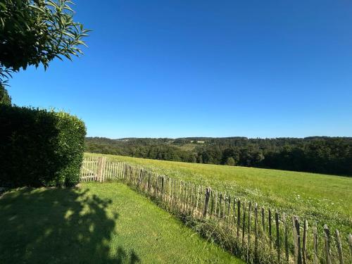 a fence in the middle of a field at Ferienwohnung in Winterscheid in Ruppichteroth