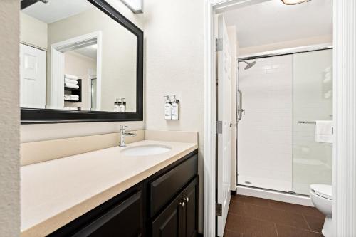 ウエストチェスターにあるStaybridge Suites - Cincinnati North by IHGの洗面台と鏡のあるバスルーム