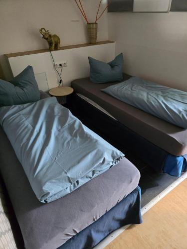 two beds sitting next to each other in a room at Zum Fuchsbau - Schöneiche bei Berlin in Schöneiche