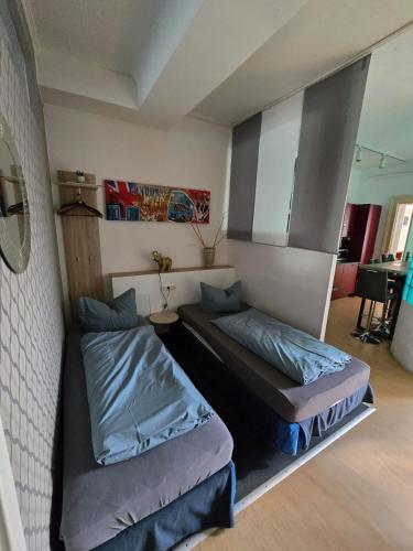 a room with two beds in a room at Zum Fuchsbau - Schöneiche bei Berlin in Schöneiche