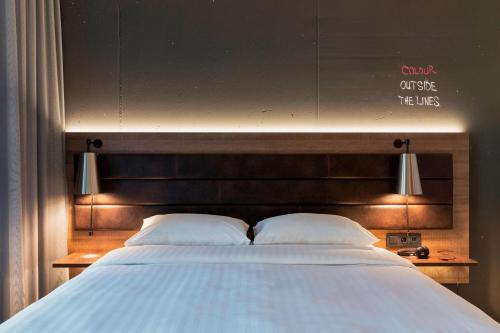 Ένα ή περισσότερα κρεβάτια σε δωμάτιο στο MOXY Frankfurt East