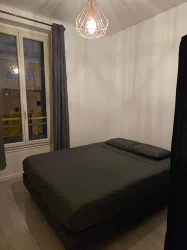 une chambre avec un grand lit et une fenêtre dans l'établissement Nice GARE SNCF hyper centre 2 pieces tout confort, à Nice