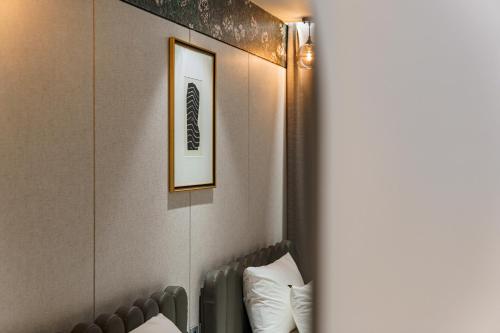 a hotel room with a bed and a picture on the wall at Brown Dot Hotel Geumchon in Paju