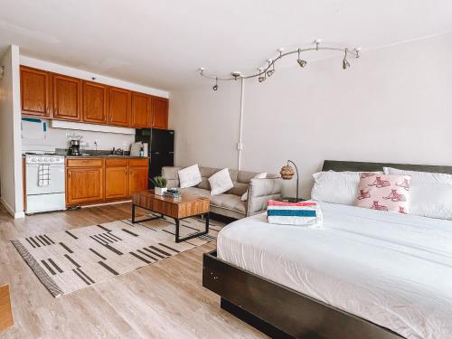 Cute Studio in the Heart of Waikiki with Parking Spot_2