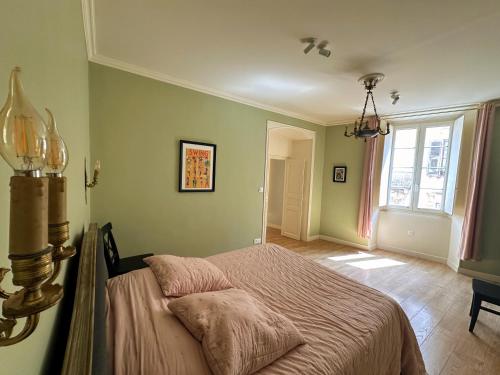 une chambre avec un lit et une grande fenêtre dans l'établissement Acquatignese Charme Authentique au Cœur de Bastia, à Bastia