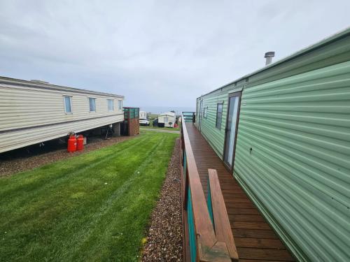 バンフにあるCaravanの家の隣にあるスロープ付きの緑の建物